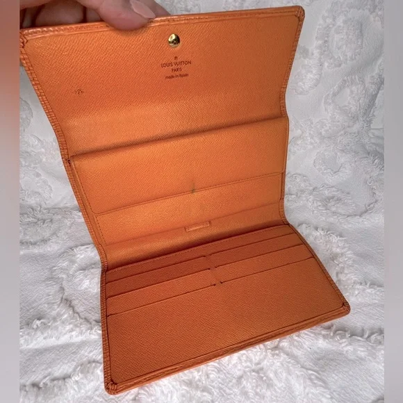 LOUIS VUITTON • MANDARIN EPI • INTERNATIONAL TRIFOLD WALLET - Picture 8 of 10